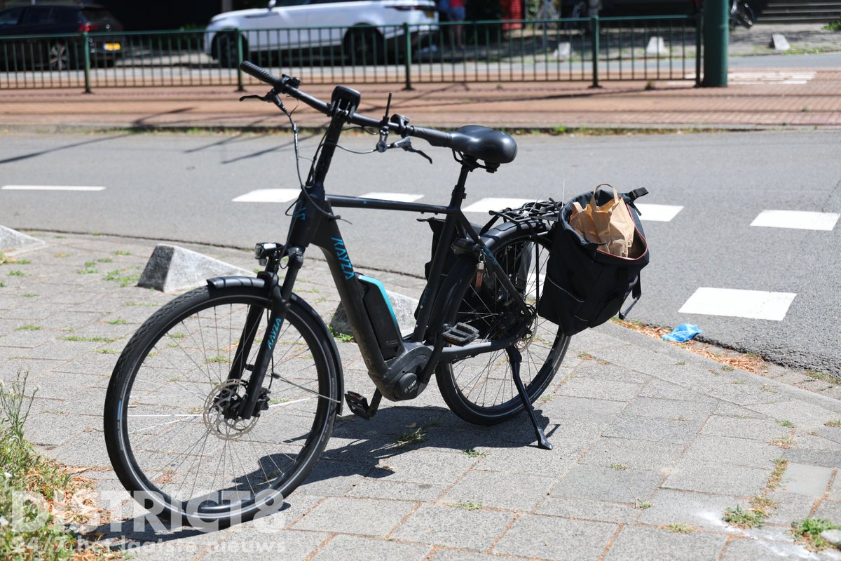RedactieD8's tweet photo. Een fietser is bij een verkeersongeval op de kruising van de #VanGijnstraat met de #Visseringlaan in #Rijswijk zwaargewond geraakt. Twee ambulances, de politie en het MMT werden met spoed gealarmeerd. Het slachtoffer is na behandeling op straat met spoed naar het ziekenhuis vervoerd.