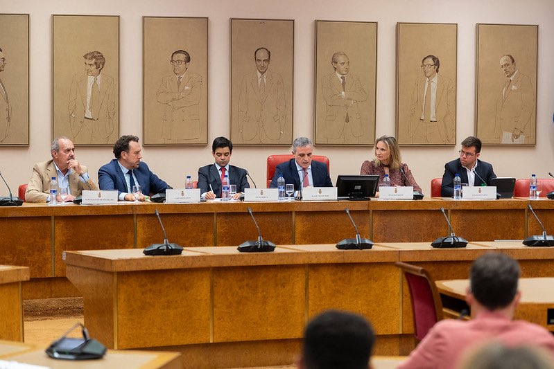 JVMariBoso's tweet photo. 🔵Hablando de vivienda e infraestructuras en la jornada parlamentaria de @GPPopular

Hemos de reconstruir el país que nos dejan, volver a ponerlo en marcha https://t.co/119yw1u5Oj