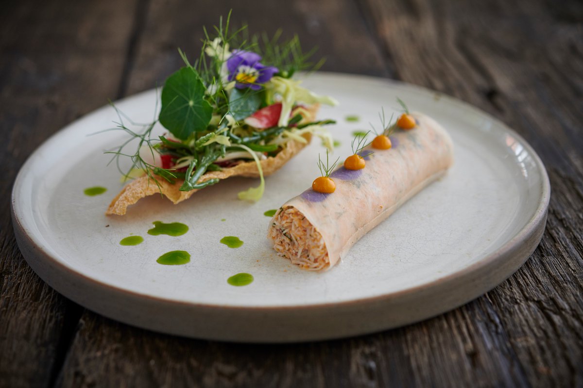 pipeandglass's tweet photo. Dressed North Sea crab, pickled mooli, samphire and radish salad, brown crab cracker.
#pipeandglass #onthemenu #michelinstar #dressedcrab #mooli #samphire #radish #browncrab #cracker https://t.co/NLFjIDNQ3Z