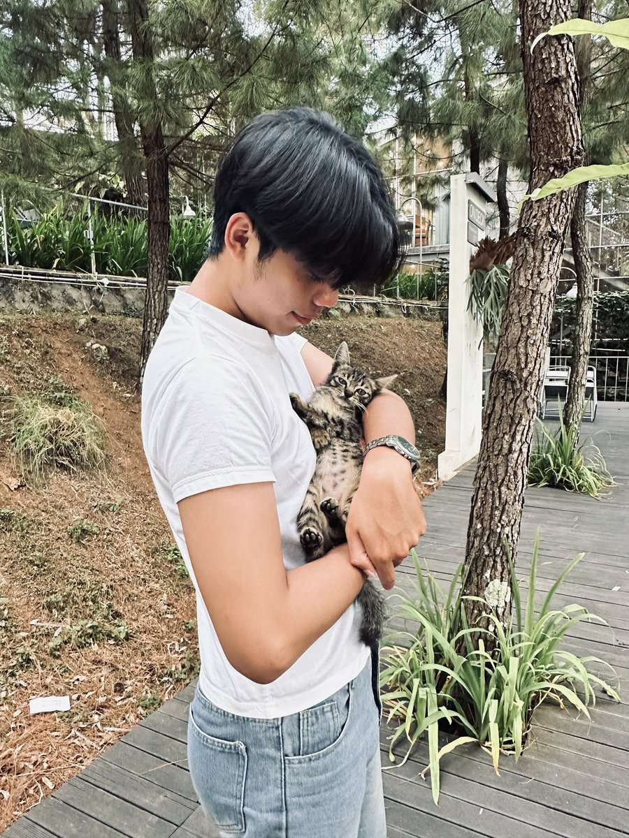 JustDhean's tweet photo. Cukingnyaaa lucuuu! Kasian sendirian kaya yang gendong nya 😀 https://t.co/XMjjmRu0OS