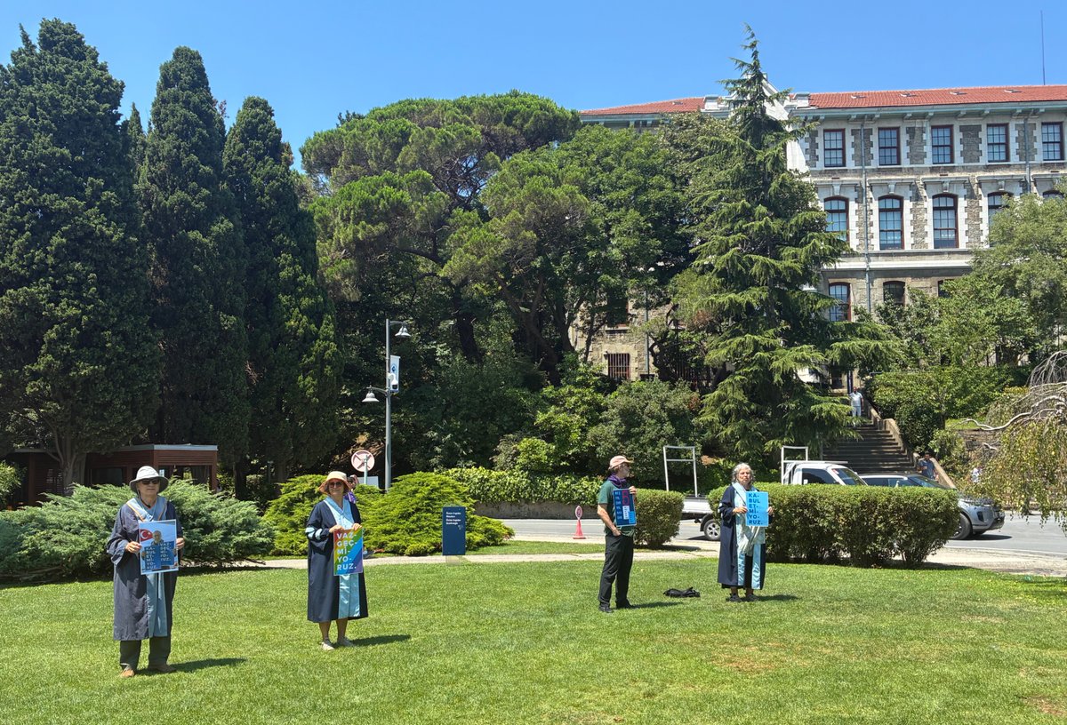 yunusunbabasi's tweet photo. 28 Temmuz 2026 Boğaziçi Üniversitesi Akademisyenleri Nöbeti no. 1360. Direnişin 6. yılı/2032. günü @UniBogazici #KabulEtmiyoruzVazgeçmiyoruz
July 28, 2026 Bogazici University Faculty Vigil #1360/6th year/2032nd day of the resistance @unibogazici_en #WeDoNotAcceptWeDoNotGiveUp https://t.co/L8XwXZdRVw