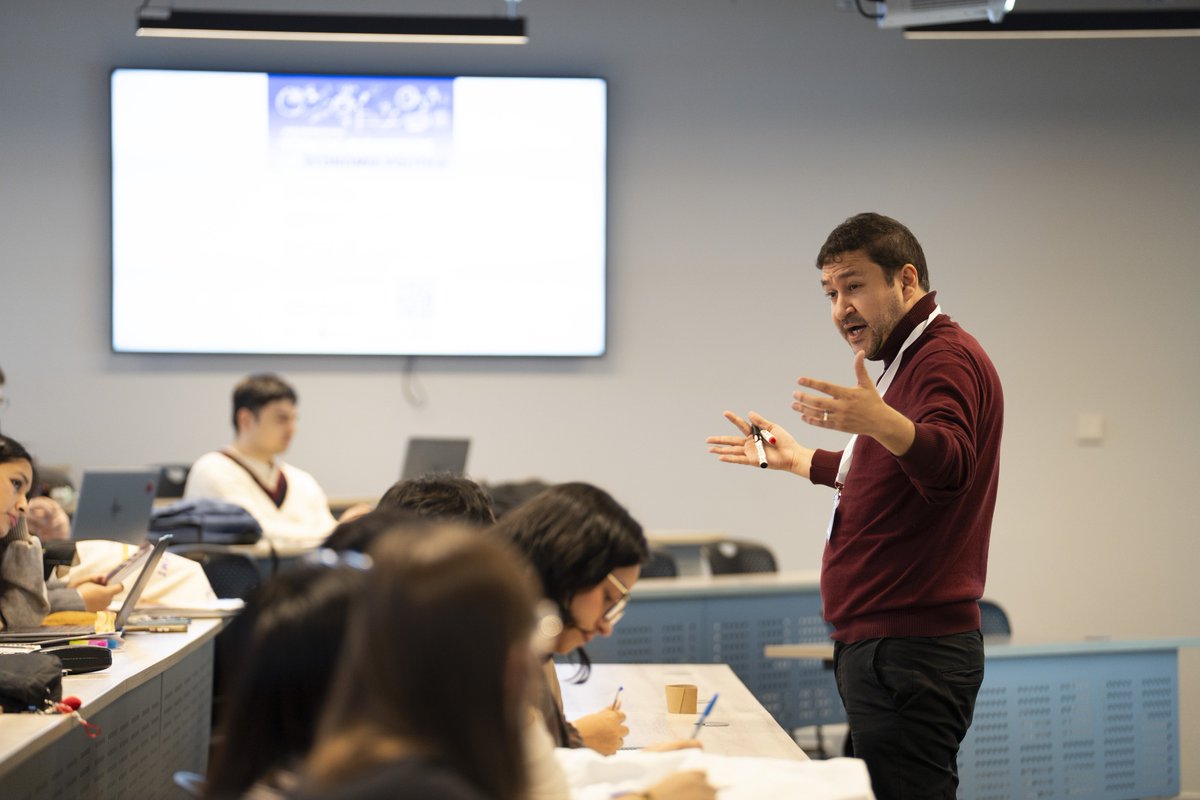 IDEAsLAC's tweet photo. 🎓 Escuela de Tópicos Avanzados de Economía Política | Chile 🇨🇱 | Día 2

Abordamos la teoría de la firma y el cambio tecnológico en clave neoschumpeteriana con @fsossdorfg y los principios fundamentales de la macroeconomía postkeynesiana con Esteban Pérez Caldentey. https://t.co/RTVUzqTxk2