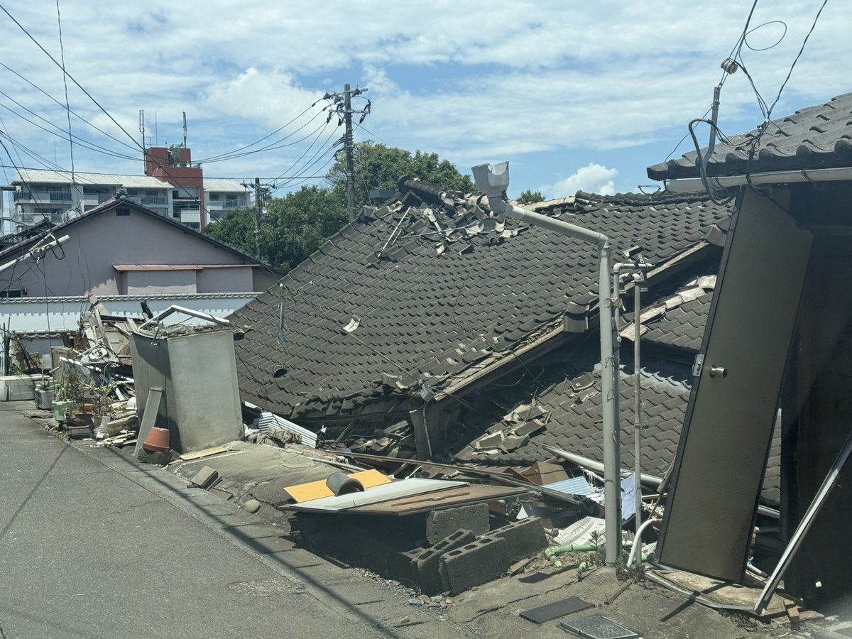 mori_arch_econo's tweet photo. 熊本の被災の様子が、現地入りしている名古屋工大の北川先生より届いています。
被災した家に帰ることができず、避難所で不安な夜を過ごされている多くの方々がおられます。
また、真夏の暑さの中、冷房設備のない状況でもあります。
明日も、日中は35度を超えるような暑さが予想されており、被災地に建設現場で使われているファン付の作業着、空調服を現地に送ることができないか、考えています。
みなさまの協力やお知恵をお貸しください。