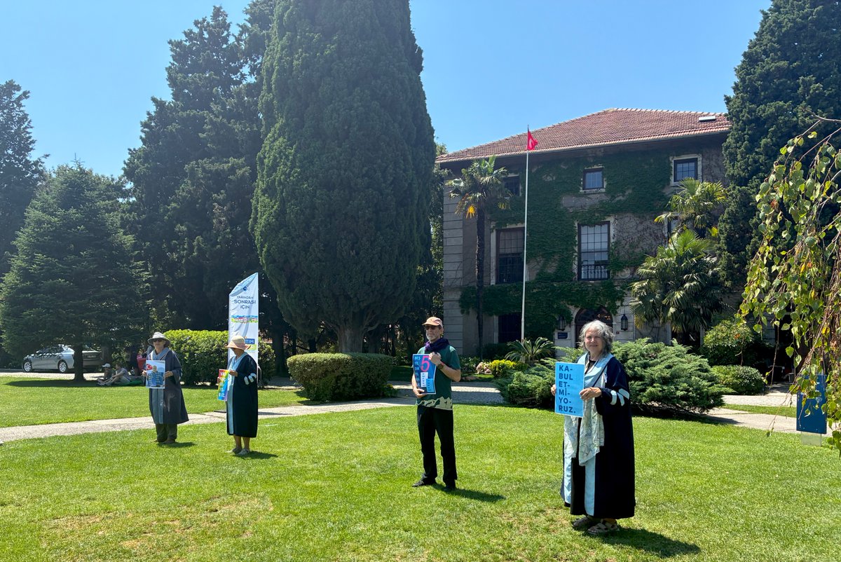 yunusunbabasi's tweet photo. 28 Temmuz 2026 Boğaziçi Üniversitesi Akademisyenleri Nöbeti no. 1360. Direnişin 6. yılı/2032. günü @UniBogazici #KabulEtmiyoruzVazgeçmiyoruz
July 28, 2026 Bogazici University Faculty Vigil #1360/6th year/2032nd day of the resistance @unibogazici_en #WeDoNotAcceptWeDoNotGiveUp https://t.co/L8XwXZdRVw