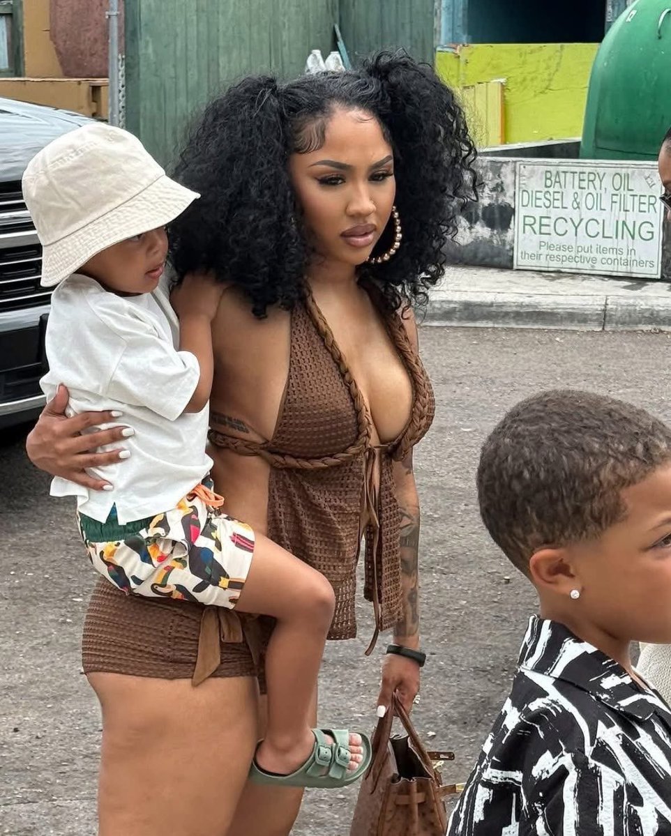 eliza___v's tweet photo. me fulfilling my rich auntie duties this summer with all my friend’s kids https://t.co/NfCtTEiWYn