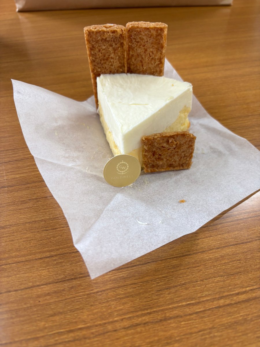 peppers_hot's tweet photo. 後ろを取るとこんな感じ
ほぼ間違いなく後ろある板みたいな美味しいヤツでチーズケーキをすくって食べる食べ方だ https://t.co/SWRMFkRQxk