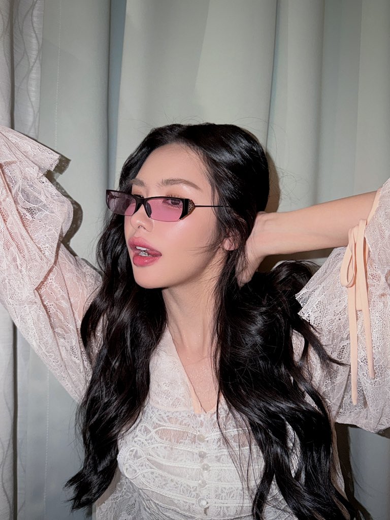 Lookkaeww_k's tweet photo. แว่นมาแล้วค้าบ˙✧˖°😎 ༘ ⋆｡˚

@Prada @_GentleMonster_ 
#PradaGentleMonster #Prada #GentleMonster #lookkaewkamollak https://t.co/IABMuLVC63