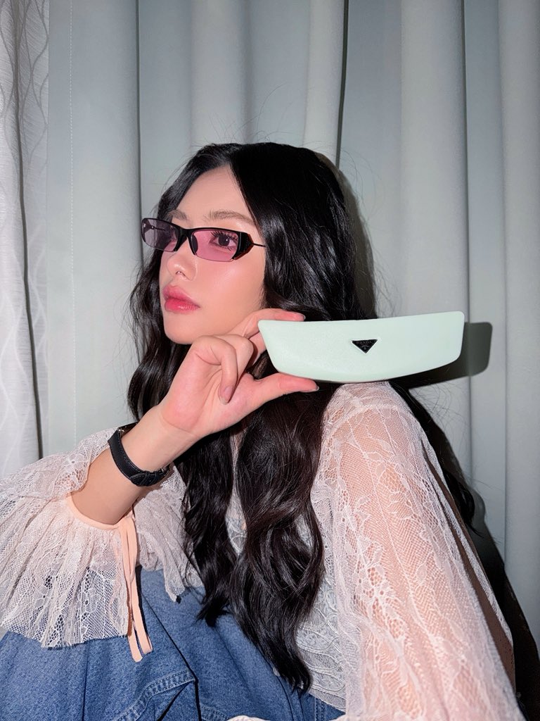 Lookkaeww_k's tweet photo. แว่นมาแล้วค้าบ˙✧˖°😎 ༘ ⋆｡˚

@Prada @_GentleMonster_ 
#PradaGentleMonster #Prada #GentleMonster #lookkaewkamollak https://t.co/IABMuLVC63