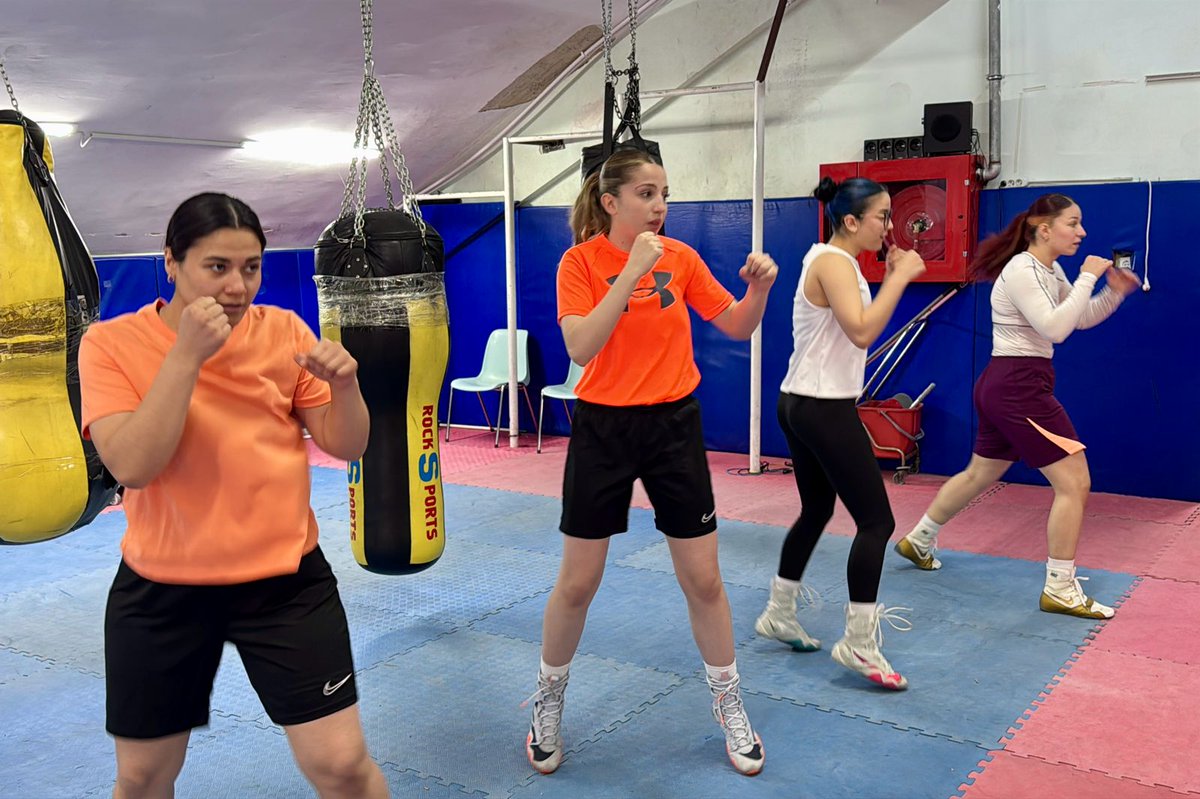 trtsporyildiz's tweet photo. 🗣️ "Arkadaşlarım ve ailem benden umutlu. Ben de olimpiyat şampiyonu ve tekrar dünya şampiyonu olmak istiyorum."

🥊 Dünya şampiyonu milli boksör Sudenur Aslan, 2028 Olimpiyat Oyunları'nda şampiyonluk hedefiyle çalışmalarını sürdürüyor. https://t.co/YfzDPL4mtk