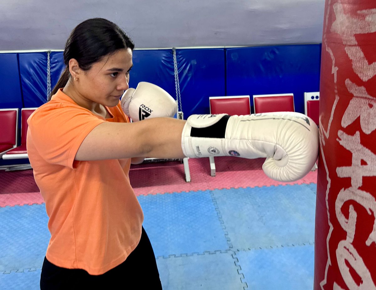 trtsporyildiz's tweet photo. 🗣️ "Arkadaşlarım ve ailem benden umutlu. Ben de olimpiyat şampiyonu ve tekrar dünya şampiyonu olmak istiyorum."

🥊 Dünya şampiyonu milli boksör Sudenur Aslan, 2028 Olimpiyat Oyunları'nda şampiyonluk hedefiyle çalışmalarını sürdürüyor. https://t.co/YfzDPL4mtk