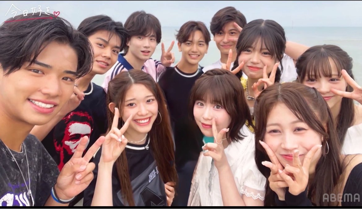 i4kppo's tweet photo. 気づいてしまいました！！！！

くうがの服、1枚目と2枚目同じ日なはずなのに首元のデザイン違いますよね！（他の男子メンバーは服が同じ）
絶対ゆあとすみれの間に追加継続の人いたけどAIで消してますよね運営さん😏

#今日好き #夏休み編2026 https://t.co/QuxkSfFnCT