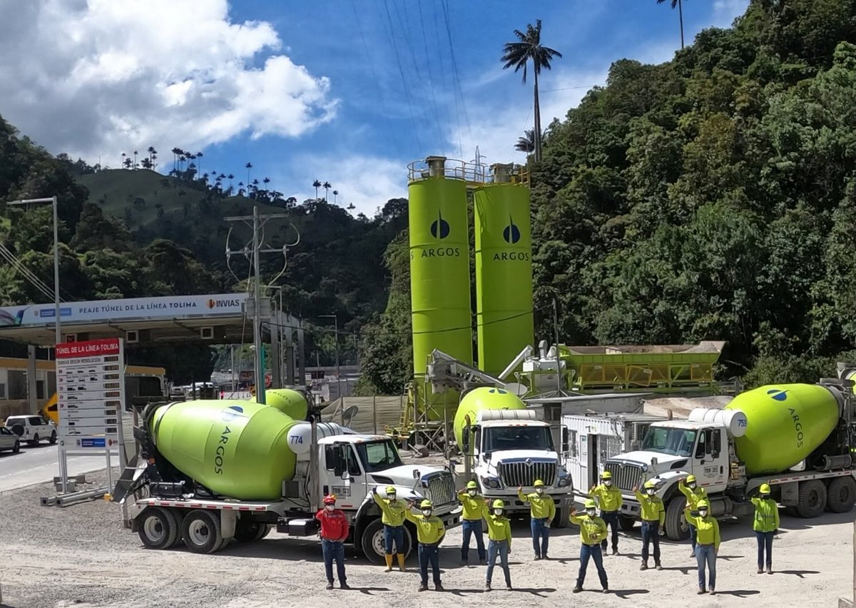 Cementos_Argos's tweet photo. Ellos llevan nuestra Luz Verde a cada rincón. 🇨🇴 Desde la planta hasta el proyecto, nuestros conductores mueven los sueños de infraestructura que transforman el país. ¡Gracias por su entrega detrás del volante! 🚚💚 ¿Te has cruzado con nuestros equipos en la vía? https://t.co/YYBvYLlyKX