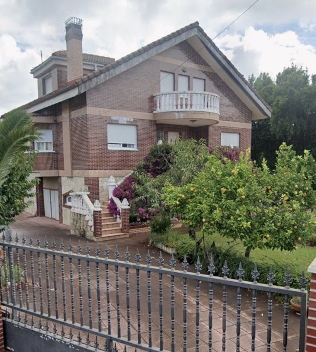 CanarioToday's tweet photo. #Cantabria | Compran un chalet por 600.000 € en Castro Urdiales para alojar a MENAs y estos ya presumen en redes sociales del dinero público que les conceden. https://t.co/8eK8c4XgyR