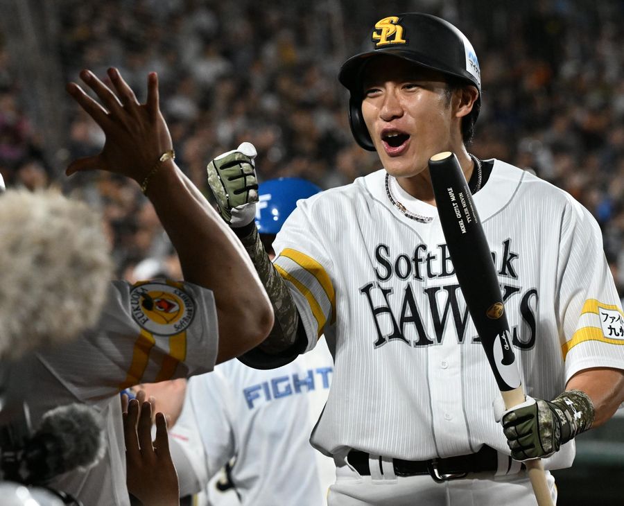 nishispo_hawks's tweet photo. 柳田悠岐選手、賞金200万円ゲットでキャンセル料も補填成功？　

「プライスレスです！」

▼記事はこちらから▼ #sbhawks
https://t.co/DUK6NYDqCu https://t.co/hs58KFwWOu