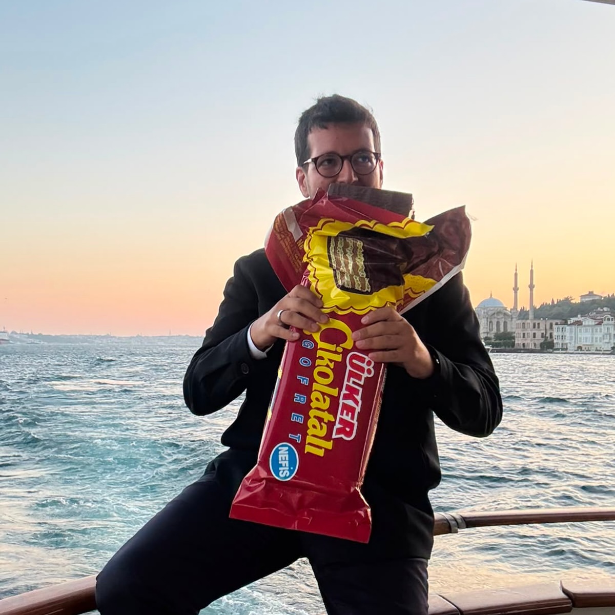 gidadedektifi's tweet photo. Yahulker kullanıcı adıyla Instagram'da yayın yapan ve görgüsüzlükte babasının yolundan ilerleyen Ülker yöneticisi Yahya Ülker bir tüketiciye hadsiz cevabıyla gündeme geldi.
Bir tüketicinin  "Maalesef çocukluğumuzdaki Ülker çikolatalı gofretin adından eser yok" yorumuna "Belki çocukluğunuz da yok" ifadeleriyle cevap veren Ülker'in boyu kadar gofret yediği fotoğrafı ise görgüsüzlüğün bir diğer seviyesi olarak kayıtlara geçti. Yahya Ülker'in hadsiz cevabını 47 Ülker trolünün beğendiği görülüyor.
https://t.co/kVuSrVHbfz