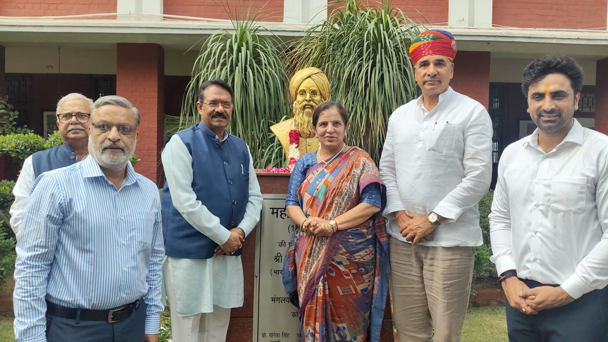 hdmalhotra's tweet photo. अपने प्रिय शिक्षण संस्थान हंसराज कॉलेज के 79वें स्थापना दिवस के अवसर पर माननीय प्रधानमंत्री श्री @narendramodi  जी के "#EkPedMaaKeNaam" अभियान के अंतर्गत वृक्षारोपण कर प्रकृति संरक्षण और पर्यावरण संवर्धन का संदेश दिया।

हंसराज कॉलेज ने मुझे केवल शिक्षा ही नहीं, बल्कि संस्कार, अनुशासन और राष्ट्रसेवा के मूल्य भी दिए हैं। अपने इस गौरवशाली संस्थान के स्थापना दिवस पर इस अभियान का हिस्सा बनना मेरे लिए विशेष रूप से भावनात्मक और प्रेरणादायी रहा।

@hrcduofficial @UnivofDelhi