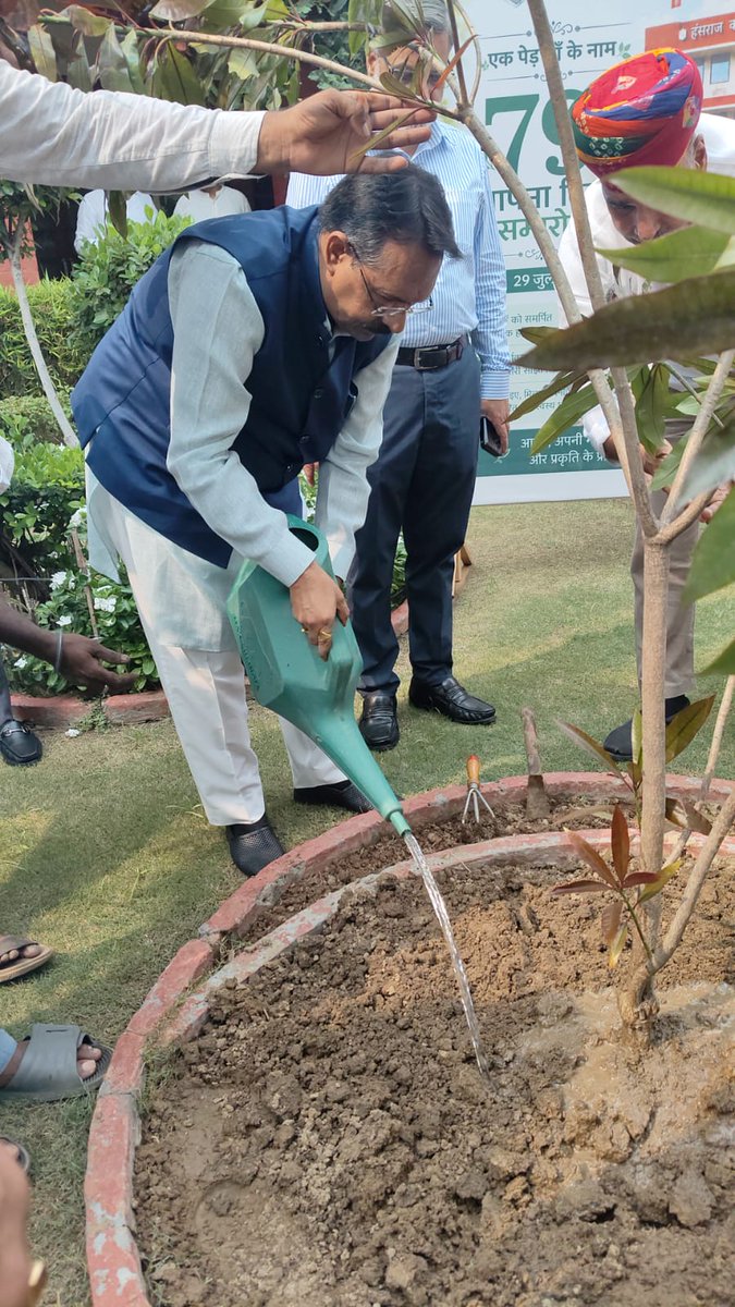 hdmalhotra's tweet photo. अपने प्रिय शिक्षण संस्थान हंसराज कॉलेज के 79वें स्थापना दिवस के अवसर पर माननीय प्रधानमंत्री श्री @narendramodi  जी के "#EkPedMaaKeNaam" अभियान के अंतर्गत वृक्षारोपण कर प्रकृति संरक्षण और पर्यावरण संवर्धन का संदेश दिया।

हंसराज कॉलेज ने मुझे केवल शिक्षा ही नहीं, बल्कि संस्कार, अनुशासन और राष्ट्रसेवा के मूल्य भी दिए हैं। अपने इस गौरवशाली संस्थान के स्थापना दिवस पर इस अभियान का हिस्सा बनना मेरे लिए विशेष रूप से भावनात्मक और प्रेरणादायी रहा।

@hrcduofficial @UnivofDelhi