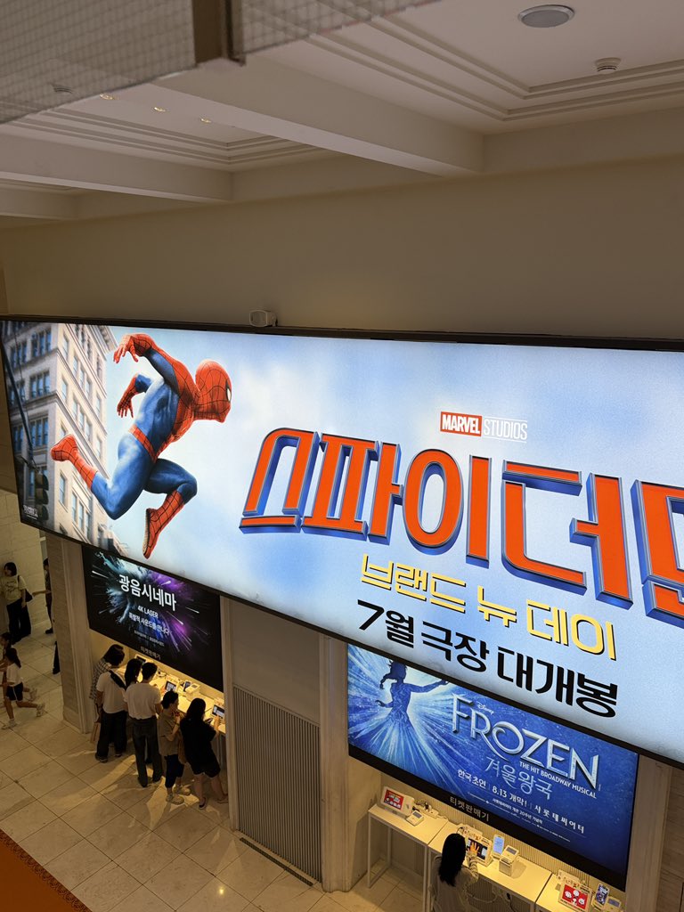 jjyo111197's tweet photo. 스파이더맨 보고 내려가는데 포토존에 스파이더맨이 와서 포즈 잡아줌... https://t.co/9ckEFp9t3j