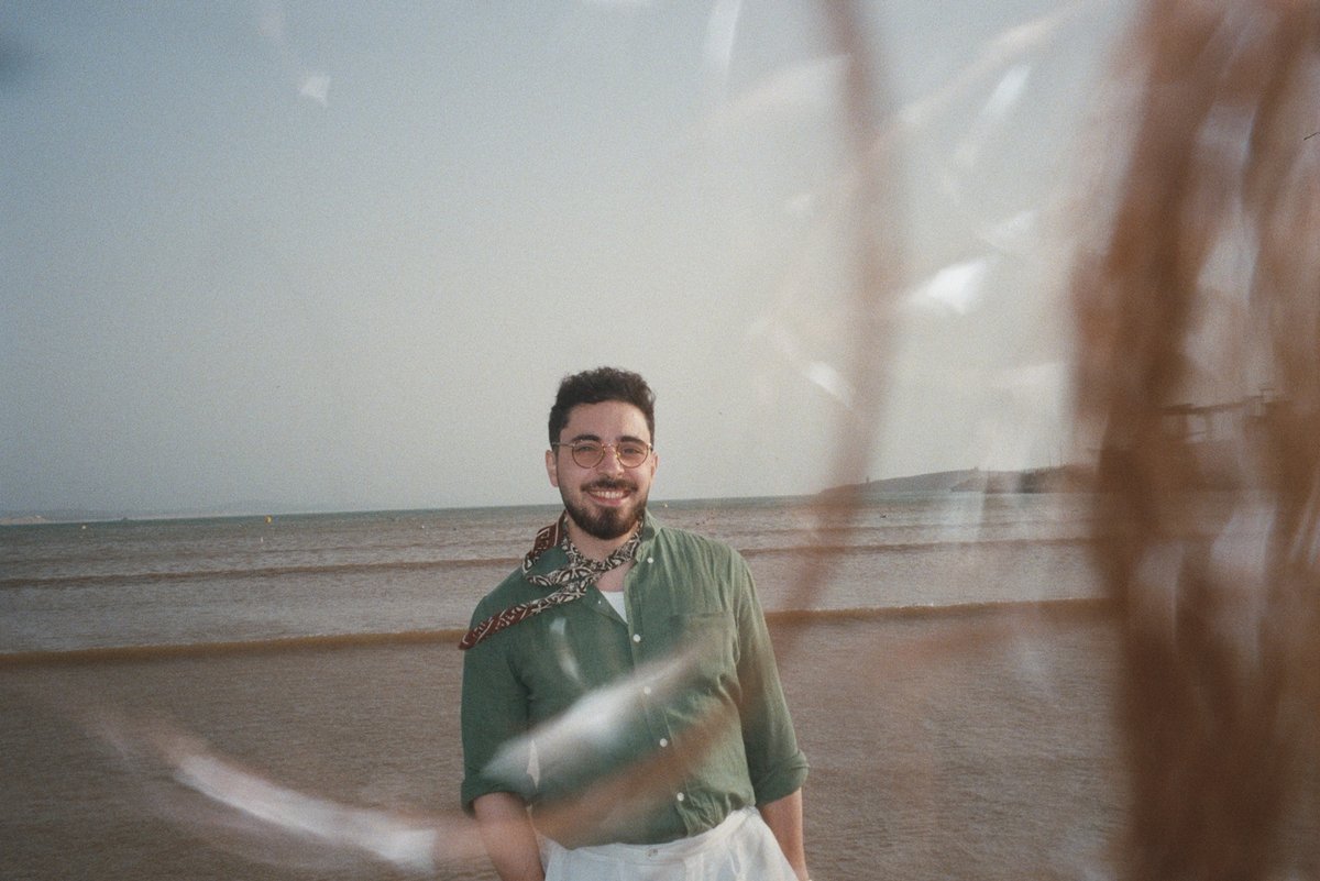 Rafael_Eyth's tweet photo. Je suis retourné sur la terre de mon père. J'y ai eu plusieurs surnoms. J'ai été le Juif. Le Turc. L'Italien. Et surtout le Marocain. Il paraît que cela se voit à mon visage. Alors, très spontanément, on me parle en arabe, bien que je n'aie appris que le français. Je suis de ces descendants d'immigrés qui ont promptement oublié qu'ils ne sont français que depuis la veille, parce que depuis petit, mes parents m'ont toujours enjoint à l'intégration. C'est comme ça qu'on fait en France. Cela a plutôt bien fonctionné. Je suis arrivé au Maroc comme un étranger. Mais l'histoire laisse toujours quelques marques insoupçonnées.

Avant de partir à l'aéroport, mon père m'a appris que ma grand-mère avait vécu à Essaouira. C'était une gentille dame que ma grand-mère. Mamie Rosette qu'on l'appelait, Rosa de son vrai prénom. Elle vivait seule dans un appartement à Antony, décoré à l'oriental : il y avait de vieux tapis brodés, des ustensiles en fer de l'époque, des murs jaunes, du carrelage rouillé, du rouge, du marron, et du thé à la menthe. Depuis, mon père en fait tous les soirs, du thé à la menthe.

Cela fait longtemps que j'ai appris à en faire, sans même réaliser qu'il y avait dans ce savoir très anecdotique une marque discrète de mes origines. Et des marques, je n'ai vu que ça au Maroc : dans cet appel à la prière qui me ramenait aux musiques orientales que ma mère écoutait en voiture, en route vers l'école, mêlées aux intonations d'Aznavour ; dans ces vieux grands-pères assis au coin de la rue qui s'échangeaient des banalités : leurs regards se confondaient avec celui de mon papi, leur parler était le sien quand il négociait des babioles au marché de Créteil ; dans cette familiarité qui s'exprime dans un geste de main, dans un sourire complice, dans cette entente générale qui donne l'impression que tout le monde est parent et qu'il n'y a pas à avoir de secrets entre nous. Il y avait dans cette atmosphère un sentiment de déjà-vu qui sommeillait dans ma famille depuis son arrivée en France, une part de moi-même, échouée là depuis le passage par la Méditerranée.

Je suis Français, et pourtant je n'étais pas là hier. J'ai mis longtemps avant de me sentir quelque chose. L'école républicaine ne m'a pas spécifiquement préparé à ce sentiment. Il n'est venu que très tard, avec Paris, l'histoire racontée dans les musées, les vieux films, les surréalistes, et tout un tas d'autres manières qui ne sont pas de l'ordre de l'explicite. Je dois faire une confidence : j'ai une passion secrète pour le français des années cinquante à soixante-dix, celui qu'on entend dans les vidéos de l'INA, dont la sonorité me paraît réjouissante. N'est-ce pas ridicule, comme attitude, quand on sait que ma famille fut essentiellement marocaine et tunisienne depuis plusieurs générations, avant d'échouer ici, dans le drame des vents, au cœur du conflit arabo-israélien ? Ne sont-ce pas les notes de l'Andalousie qui vibrent dans mes prières ? Que dire de ce soin, en arabe et en hébreu, à prononcer les lettres avec l'accent guttural ?

Avant que mon grand-père maternel nous quitte, je lui ai demandé de me raconter la Tunisie. Il m'a narré les soirées dansantes de Tunis, les plages de Djerba, la rue de Paris, les petits jobs lorsqu'il a perdu son père, les voyages en mer avec ses amis pour partir à la pêche, les Allemands qui commençaient à construire les camps, les manières de s'habiller, les plats qui ponctuaient l'année, la fuite à Charenton. J'ai tout enregistré. Je garde les fichiers précieusement sur mon téléphone, et sur un drive, par sécurité.

Cette génération est partie. Mon grand-père s'en est allé à son tour, il y a un peu plus d'un an, peu de temps après ma grand-mère maternelle. Cette génération était juive, au sens où elle vivait près du rivage, prête à partir échouer ailleurs, parce qu'ainsi l'a voulu la Providence. Dans ses bagages, elle pensait emporter peu de choses, contraintes du voyage obligent. Elle emportait en réalité des chansons, des prières, le bleu de la mer, une dafina, un pkeila, du rouge, du marron, des broderies, un peu de menthe, des manières de négocier au marché, un calendrier, des fêtes, de belles choses pour habiter sous le soleil.

Je suis Français. Je suis Tunisien. Je suis Marocain. Je suis Juif. Je suis Séfarade. Je suis de la Seine et de la Méditerranée.

C'est tout cela que j'ai vu à Essaouira.