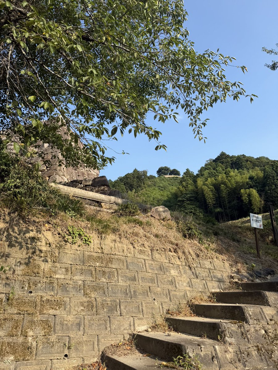 P1ayTaku's tweet photo. 松江と米子の間に1年ぶり2度目のこの地にも寄りました。
尼子家居城　月山富田城
あまり時間がなかったので御子守口から車で上がれる1番天守台から近い駐車場から写真撮ってみました😥
ちゃんと上まで登れば綺麗な景色が見えるのですが… https://t.co/AS48oXPoMI