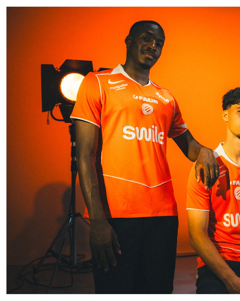 MontpellierHSC's tweet photo. 👕🆕 𝐌𝐀𝐈𝐋𝐋𝐎𝐓 𝐄𝐗𝐓𝐄́𝐑𝐈𝐄𝐔𝐑 𝟐𝟔-𝟐𝟕 🧡 
𝑳𝒆 𝒐𝒓𝒂𝒏𝒈𝒆 𝒂𝒖 𝒄œ𝒖𝒓 𝒅𝒖 𝒋𝒆𝒖 // 𝑻𝒐𝒕𝒂𝒍 𝟗𝟎

🛍️ Disponible* dès maintenant sur la boutique en ligne
📍 Et dès demain au MHSC Store Odysseum

*𝑈𝑛𝑖𝑞𝑢𝑒𝑚𝑒𝑛𝑡 𝑒𝑛 𝑡𝑎𝑖𝑙𝑙𝑒 𝑎𝑑𝑢𝑙𝑡𝑒