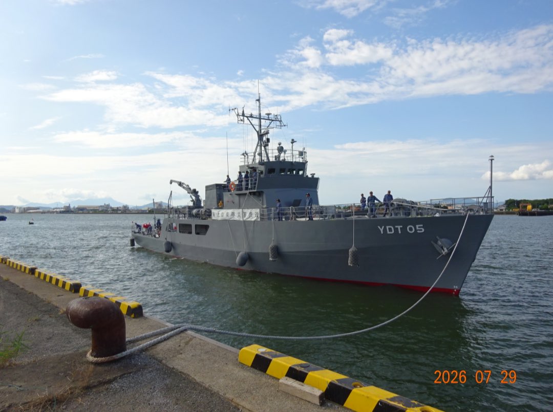 shinjirokoiz's tweet photo. 熊本の皆さん、熊本への支援物資を積んだ海上自衛隊の艦艇5隻中1隻の水中処分母船5号（YDT）は本日、八代港に入港し、他の艦艇が入港するための準備を行なっています。
陸から、空から、海から、支援活動を展開中です。 https://t.co/hNc0feOYK4