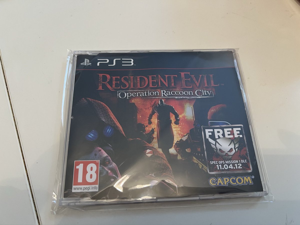 YUTA10072002's tweet photo. やっと届いた！！
Resident Evil: Operation Raccoon City PS3 Promo版！！
でも、ケースには「R18」と書いてあるのに、ディスクには「R15」と書いてある……怪しい🤔

#REBHfun #ResidentEvilㅤ #operationRaccooncity #PS3 #ResidentevilloperationRaccoonCity #バイオすき #Ebay https://t.co/k7AQRE437D