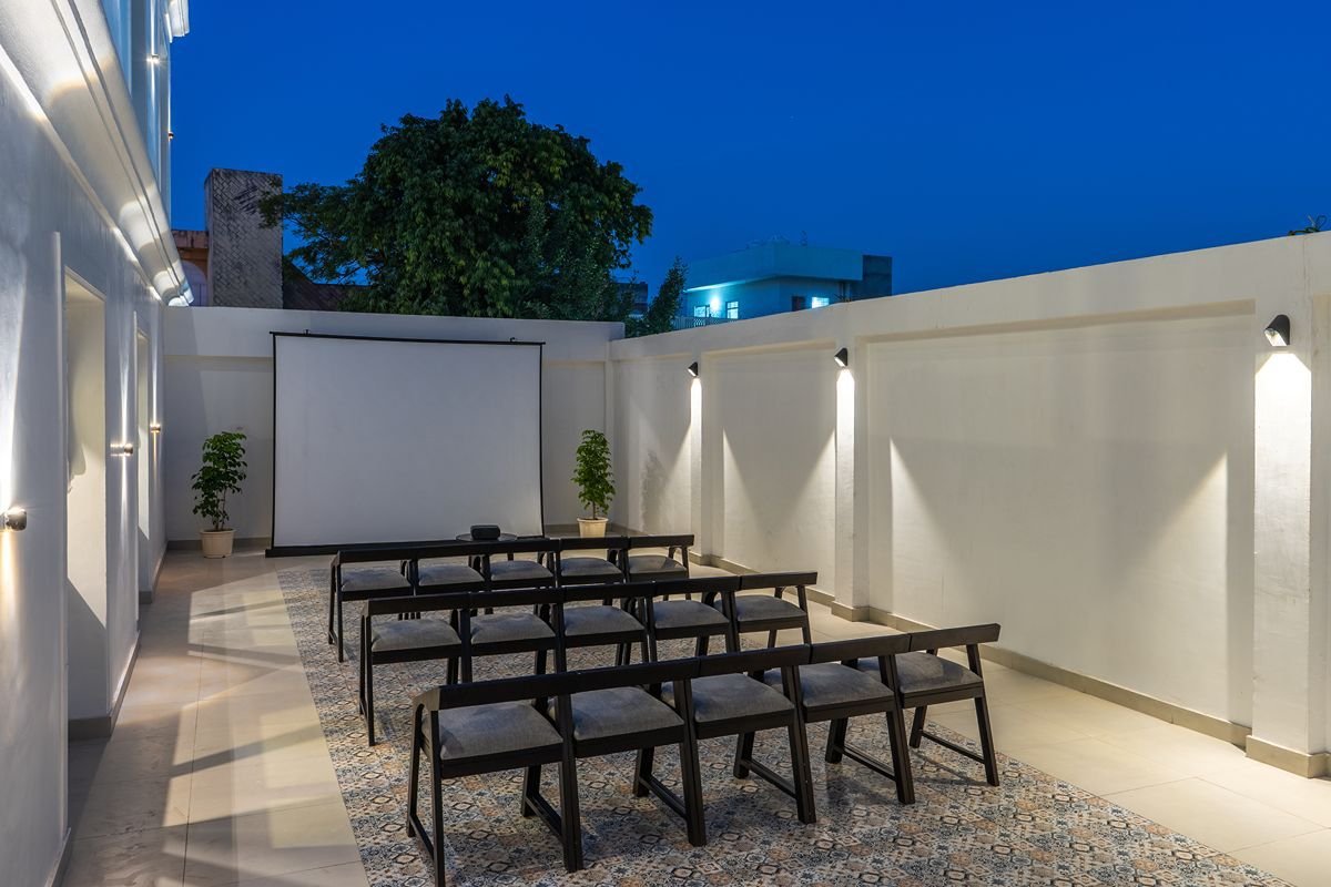 SahityaRoy07's tweet photo. For the next 5 days, this isn't just a venue, it's your startup HQ. ⚡

Expect whiteboards full of ideas, late-night debugging, and unforgettable founder conversations.

Stellar Builders residency Jaipur 🔥

Comment "Stellar " to get the application link 🖇️ https://t.co/82KPhElZa1