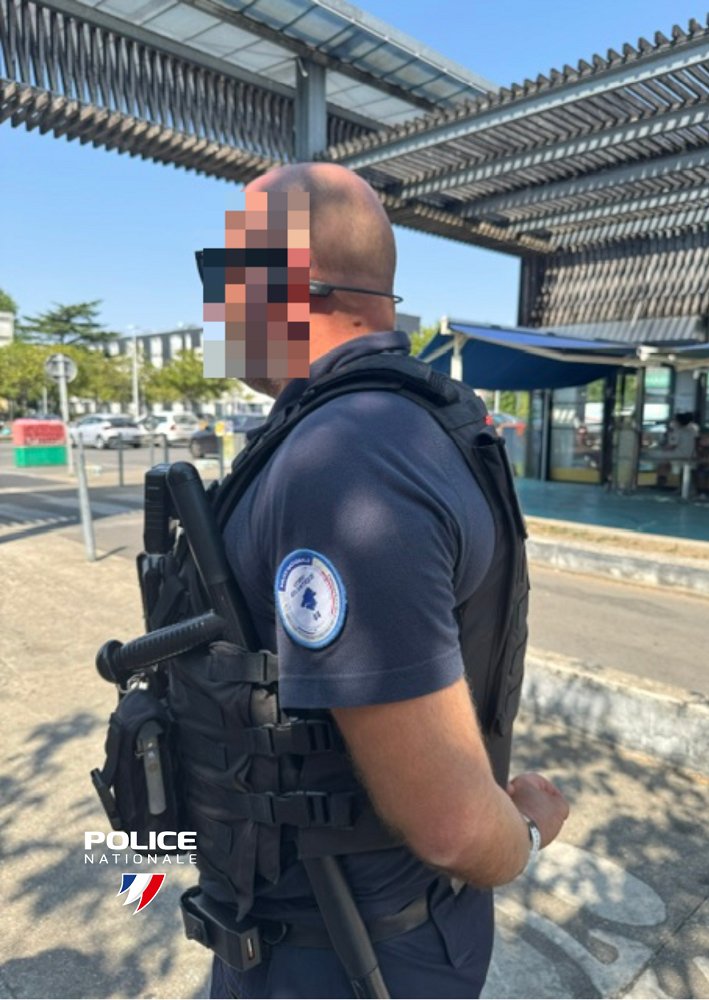 PoliceNat44's tweet photo. #ContreLesTrafics | Pour la sécurité quotidienne des habitants de #Rezé, nous continuons d’occuper le terrain avec le renfort de la #CRS82 , fouille d’immeubles et contrôle des individus dans les halls et les points de deal.
Nous ne relâcherons pas la pression sur les délinquants https://t.co/sBZtxdQRcl