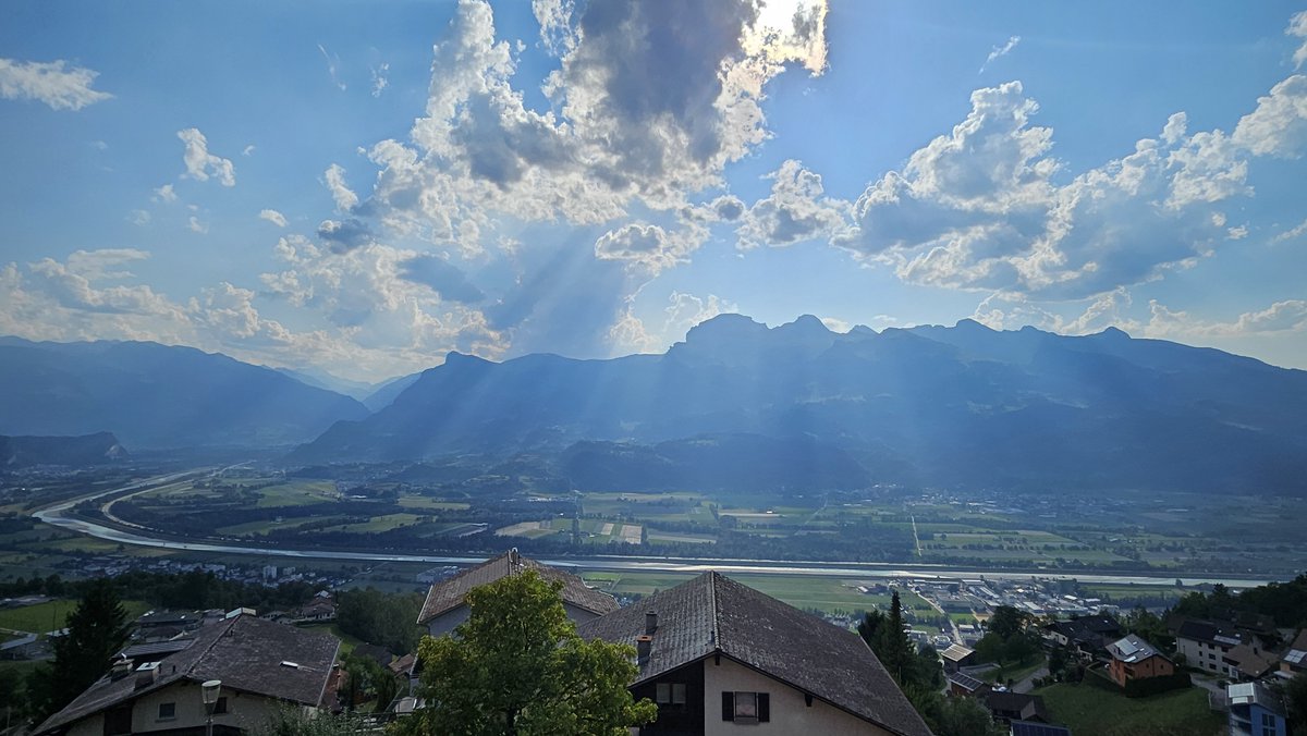 osametan's tweet photo. リヒテンシュタインのホテルからの景色。😆
真ん中の川はライン川、その向こう側はスイスでこちら側がリヒテンシュタインです。🇱🇮 https://t.co/OLyr7TOBDD