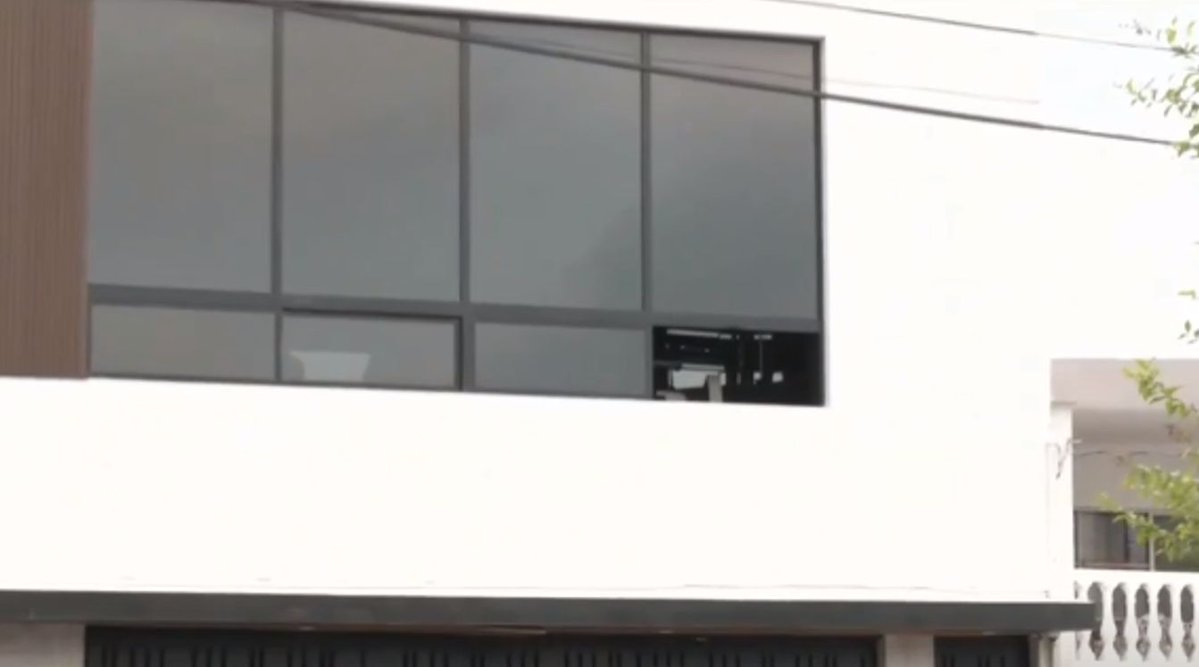 Eco1_LVM's tweet photo. 🚨🚨🚨San Nicolás de los Garza -Fosfo León-

Unos malandros entraron a la casa de la creadora de contenido Karely Ruíz, medios nacionales mencionan que fue un intento de secuestro y durante el asalto golpearon a su marido esposo.

A unos metros de su casa de la colonia Las Puentes 6º Sector, abandonaron unas bolsas.

Estiman que entre efectivo, joyería y prendas lo robado alcanzría un monto de 800 mil pesos.