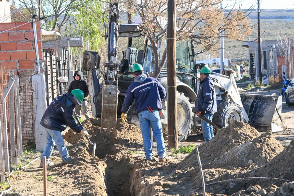 Gus_Sastre's tweet photo. Hoy, junto a nuestros vecinos, recorrimos los avances en las obras de red de gas en el barrio Progreso, lo que brindará soluciones y una mejora sustancial en la calidad de vida de quienes viven en el sector oeste de nuestra ciudad. https://t.co/H0cQrRnXWQ