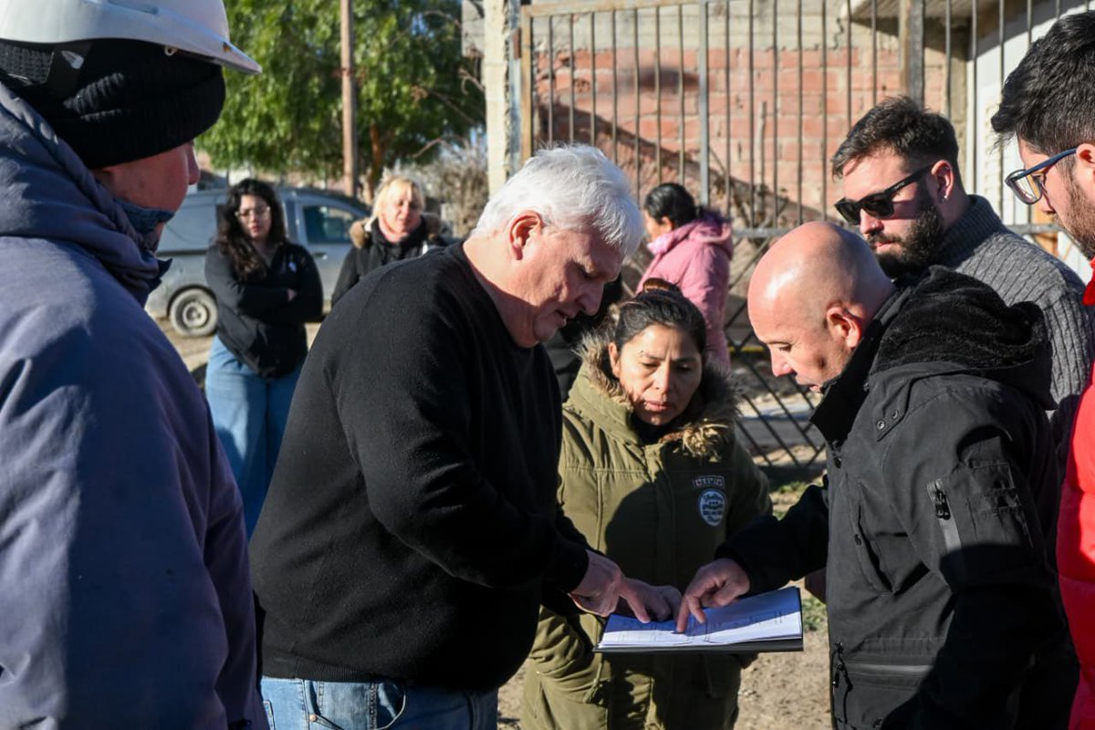 Gus_Sastre's tweet photo. Hoy, junto a nuestros vecinos, recorrimos los avances en las obras de red de gas en el barrio Progreso, lo que brindará soluciones y una mejora sustancial en la calidad de vida de quienes viven en el sector oeste de nuestra ciudad. https://t.co/H0cQrRnXWQ