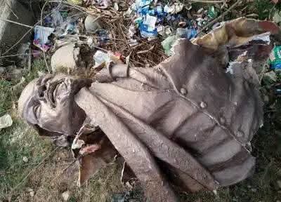 MayukhDuke's tweet photo. Bengal wrecked. Broken. Invaded. Its soul destroyed.

Fascist vandalism in BJP ruled West Bengal: Lenin toppled, red flags burned, now Sukanta Bhattacharya insulted just before his birth centenary on 15 August 2026.

#RSScalTerror https://t.co/gjnaVtFxrg