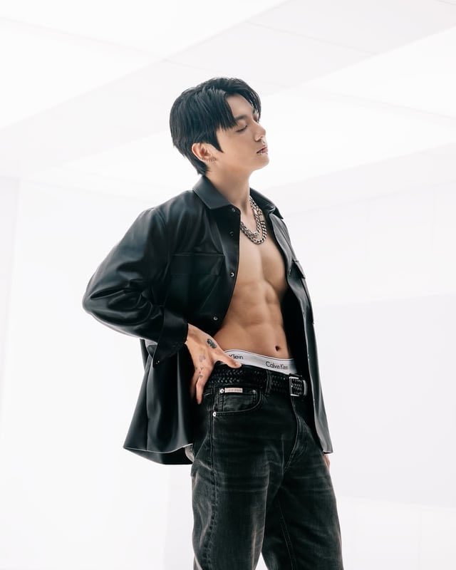 chartradar_'s tweet photo. Jungkook and V are the K-pop soloists with the most songs to surpass 400 million streams on Spotify. They each have six songs with over 400 million streams on the platform. https://t.co/7hl7Jdyx5S