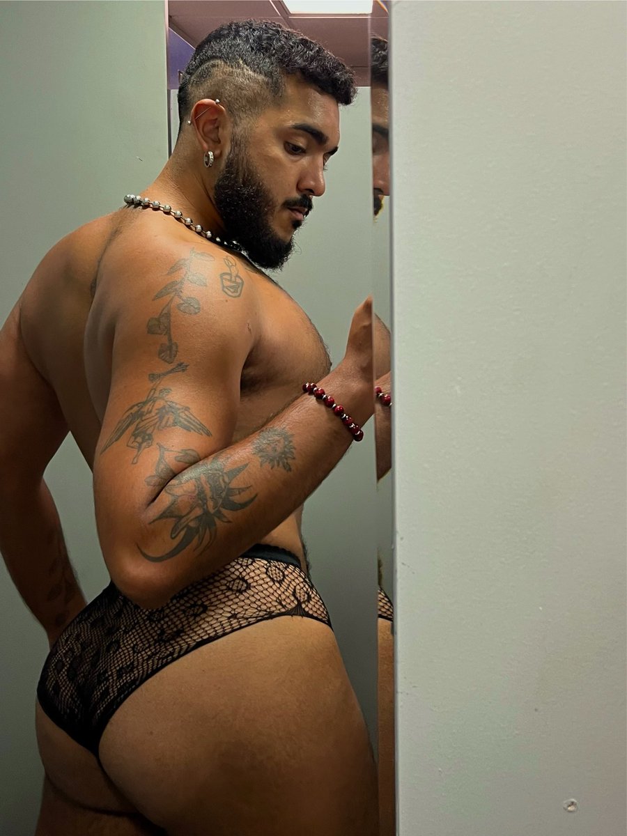 camboy44's tweet photo. Lingerie at the gym? https://t.co/J4UlLDvoQy
