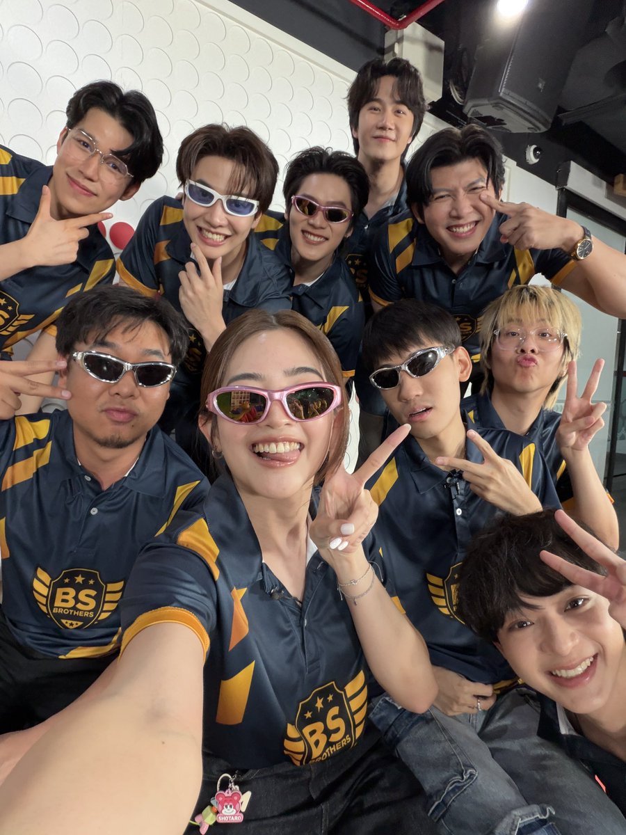 wjmean16's tweet photo. แชร์ประสบการณ์โดนหลอกตอนเล่น ROV: 

มาๆๆๆ ถ่ายรูปๆๆๆๆ ถ่ายรูปรวมๆๆๆ อะนึง ส่อง ซั่— โบ้มๆๆๆๆๆ ฟี่บๆๅๆ ฟหกด่าสวนทไทม;&-&฿2627!!1&&-‘ 

โคตรนัว!!! 55555555555 เอาจริงมีนเล่นไม่เก่ง แต่สนุกไปกับเกมมากๆ เลย🥺 ไม่ได้สนุกแบบนี้มานานแล้วว ขอบคุณพี่ๆทุกคนนะก้าบบ เป็นเกียรติมากชีวิตนี้ ได้โดนโปรตบบบบ😭😭😭😭😭🙏🏻💖
#RovXBeMyPlayerTwo