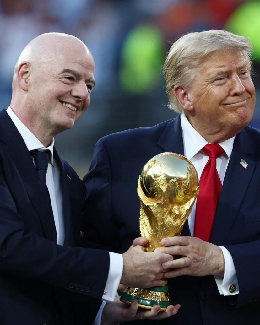 CerfiaFR's tweet photo. 💵⚽️ FLASH | Gianni Infantino envisagerait de vendre une partie des revenus de la Coupe du monde à des investisseurs liés à la famille Trump. Le patron de la Fifa a demandé aux 211 fédérations de soutenir, d'ici au 19 septembre, un projet de société commerciale qui gérerait notamment les revenus de la Coupe du monde.

Chaque fédération recevrait 20 millions de dollars en échange de son soutien. Selon le Times, le véhicule d'investissement pressenti est lié à Josh Kushner, frère de Jared Kushner, gendre de Donald Trump, dont la proximité avec Infantino s'est renforcée ces derniers mois.

L'UEFA dénonce un projet qui franchit une « ligne rouge », estimant que « le football n'appartient à personne, ce n'est pas à la FIFA de le vendre ».