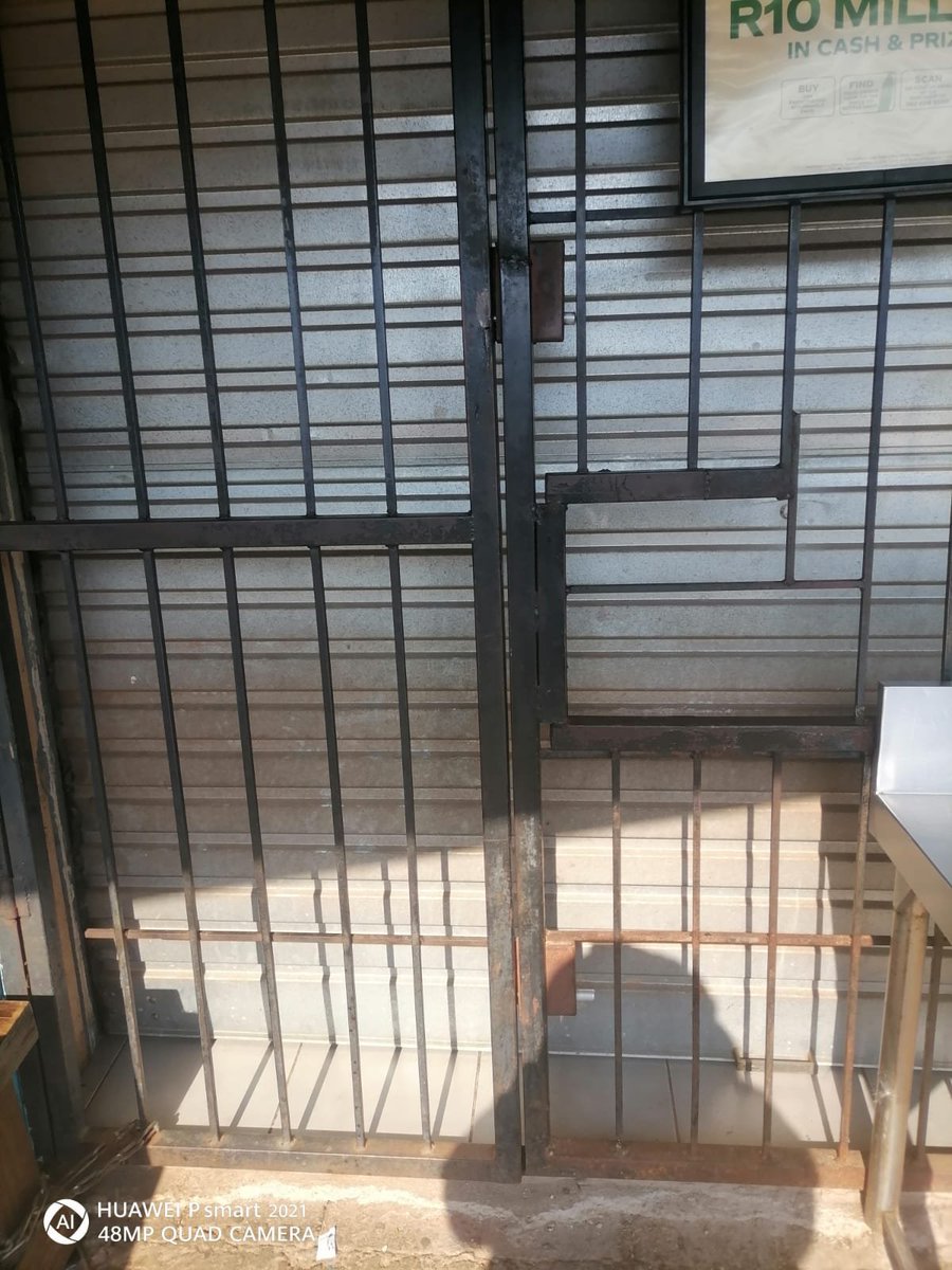 kgosigadiBee's tweet photo. SAns the power is still with us and our Rand. 2Spazashops run by foreigners in our community (Danville)have closed voluntarily because #BoycottSpazashop is in full force in F1 Mike Dutoit and F2 and F3 Ver Geet My nie street.
#Abahambe https://t.co/heogNzN4eL