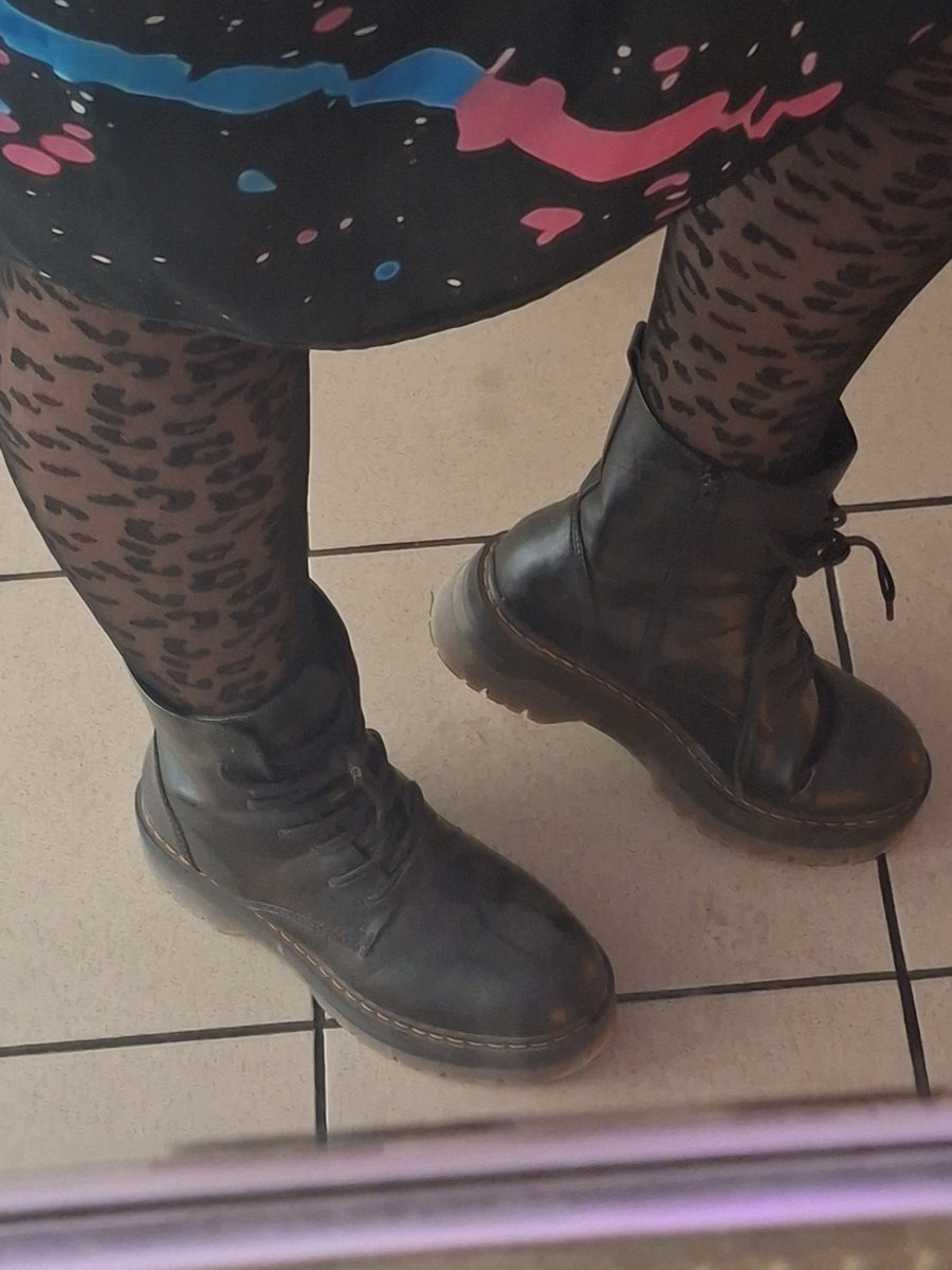 RoxyFed3r's tweet photo. Arbeiten in nylon, Stiefel und latschen alles möglich. So ihr loser, ich lass jetzt die Füße glühen !!
@modelssecret_ 
@rt_feet 
@workfeet
@nylon https://t.co/8RDDbtwAJP