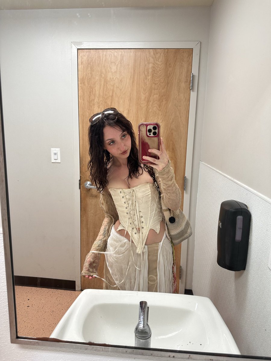 blurryboob's tweet photo. Hot AND In Love https://t.co/VBs4flJoqw