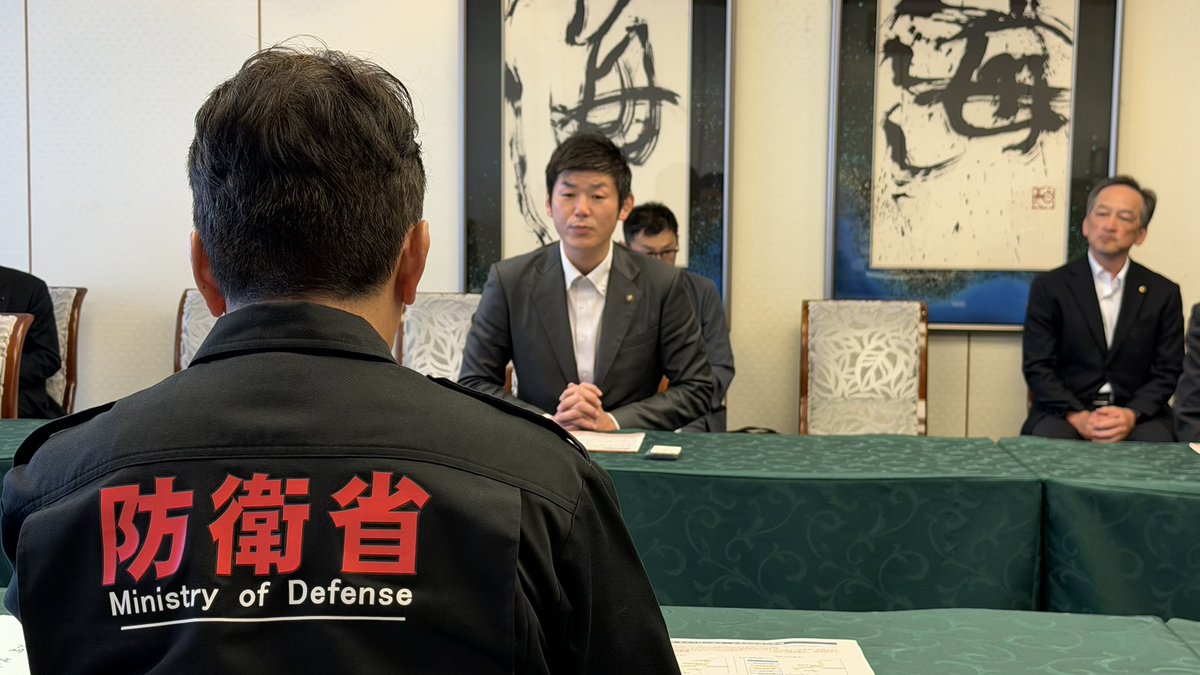Miyazaki_kirin's tweet photo. #舞鶴市 から鴨田秋津市長＠AkitsuKamoda 、肝付議長、嵯峨根商工会議所会頭のご要請を受けました。舞鶴市とは、明治期に海軍鎮守府を設置して以来、現在は海上自衛隊と良い関係をいただいています。しっかり対応します。
今日は熊本地震への対応中ゆえ防災服で失礼しました。 https://t.co/4nvVbBqrcD