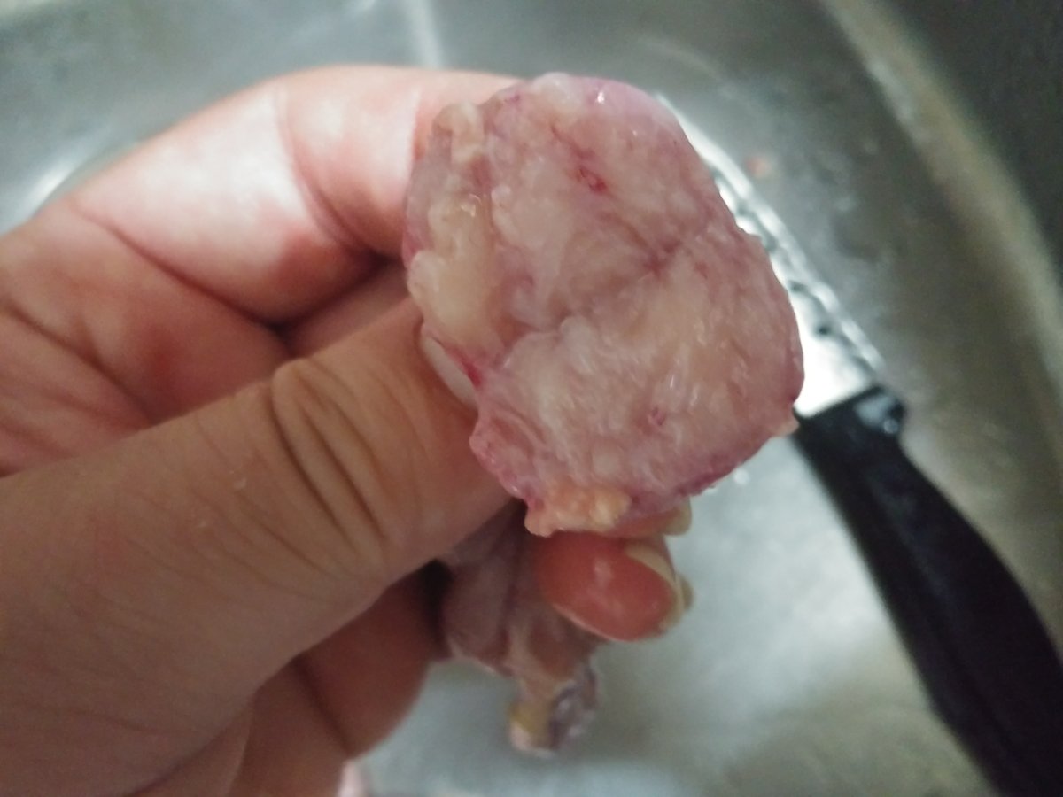 gejiko's tweet photo. 玉紐切ってたらなんか大きい肉の塊あったけどこれなんだろうか
切ってみたけどタダの肉塊…ウチの腹に入ってた謎腫瘍かな？
そして調理後食べてみた感想はめっちゃ硬い砂肝よりちょっと硬い感じ
でも美味しいよね玉紐やすいし（1パック100円ぐらい）…関東だとキンカンとか言うんだけっけか https://t.co/xUfdnsgl8l