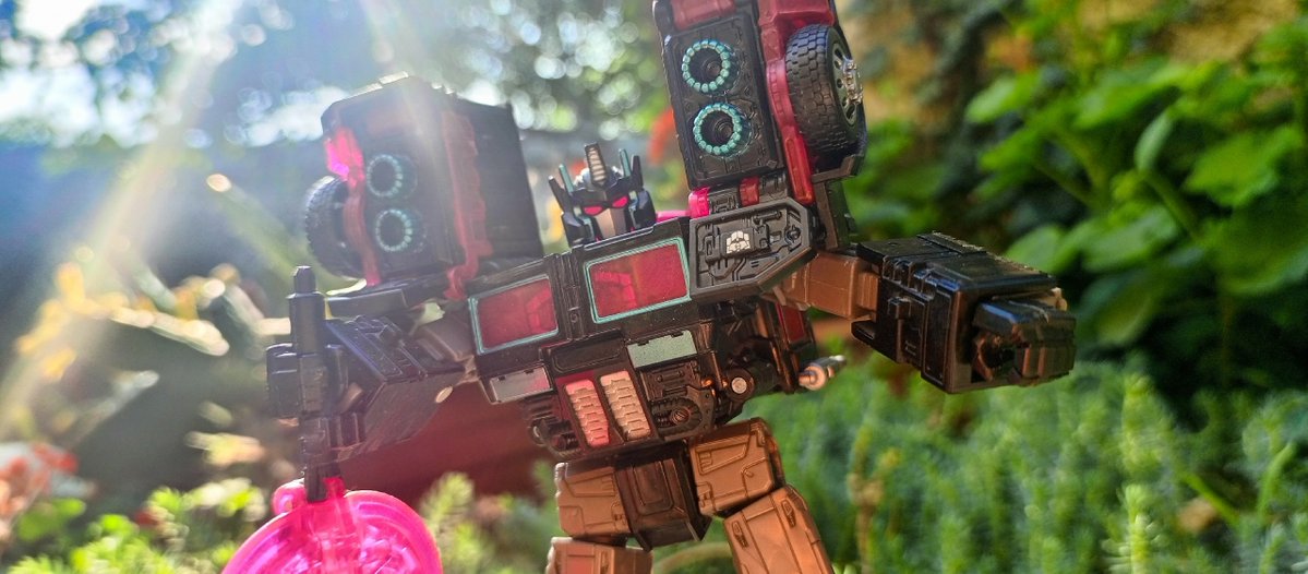 Sabworn's tweet photo. #transformers 
Yeah... I love fuel trucks https://t.co/lEN3oxlhzd