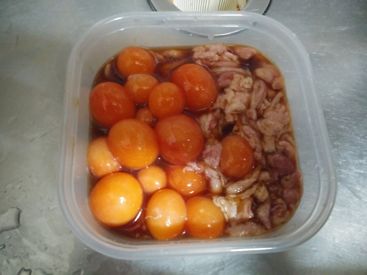 gejiko's tweet photo. 玉紐切ってたらなんか大きい肉の塊あったけどこれなんだろうか
切ってみたけどタダの肉塊…ウチの腹に入ってた謎腫瘍かな？
そして調理後食べてみた感想はめっちゃ硬い砂肝よりちょっと硬い感じ
でも美味しいよね玉紐やすいし（1パック100円ぐらい）…関東だとキンカンとか言うんだけっけか https://t.co/xUfdnsgl8l