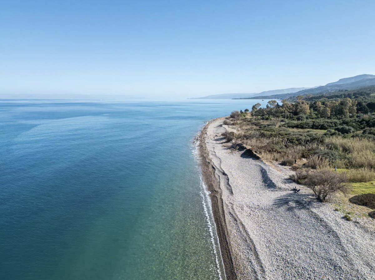 TimurNegru's tweet photo. I think Sicily is the only place left in Europe where you could still buy two villas+a beach to yourself for under a million.

€998k ($1.1M) for both. Each with its own entrance, sharing 10,000 m² (2.5 acres) of land between them. 4 beds/4 baths and both sold fully furnished.

In Italy every beach is public, but this stretch has no road in from inland, and the only way down is through the garden. So in practice you'd have it to yourself.

The villas were built in 2005 and are located in Caronia, ~halfway between Palermo and Catania airports. 223 m² (2,400 sq ft) total across both structures. So not big in size, but for me this is more about land and privacy.

How much would something like this cost where you live?