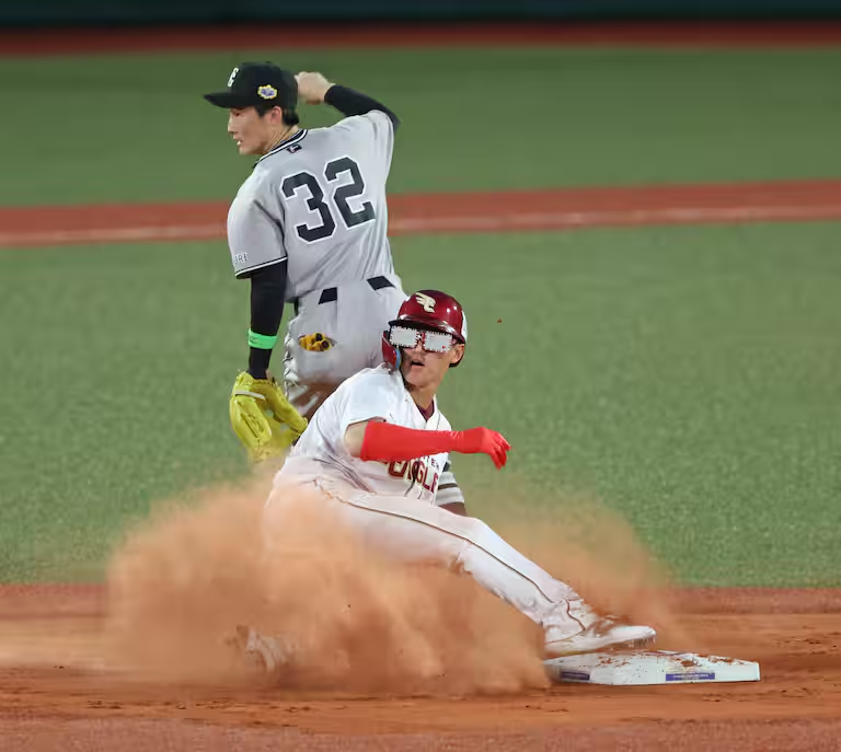 Marine_ish's tweet photo. オールスターは真剣勝負じゃないんだよ
お祭りなんだよ、それこそお前いう学園祭なんだよ
辰巳見てみろよ、楽天カードマンメガネ付けて走ってたぞ https://t.co/nJ7p9eRVCb