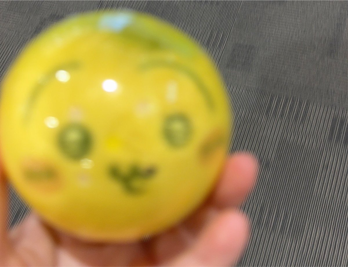 mekaro1157's tweet photo. ちいかわのガチャガチャがしたくて両替しようとしたらお札が詰まりエラーになり店員さんを呼び、両替していざガチャガチャするぞ！とお金入れたらハンドルが回らずまた店員さんにお世話になった😭

もう一回したかったけど、閉店間際でまた詰まったらと怖くて1回だけで終えた私を見るプルャさん https://t.co/UzlcuVhmEt
