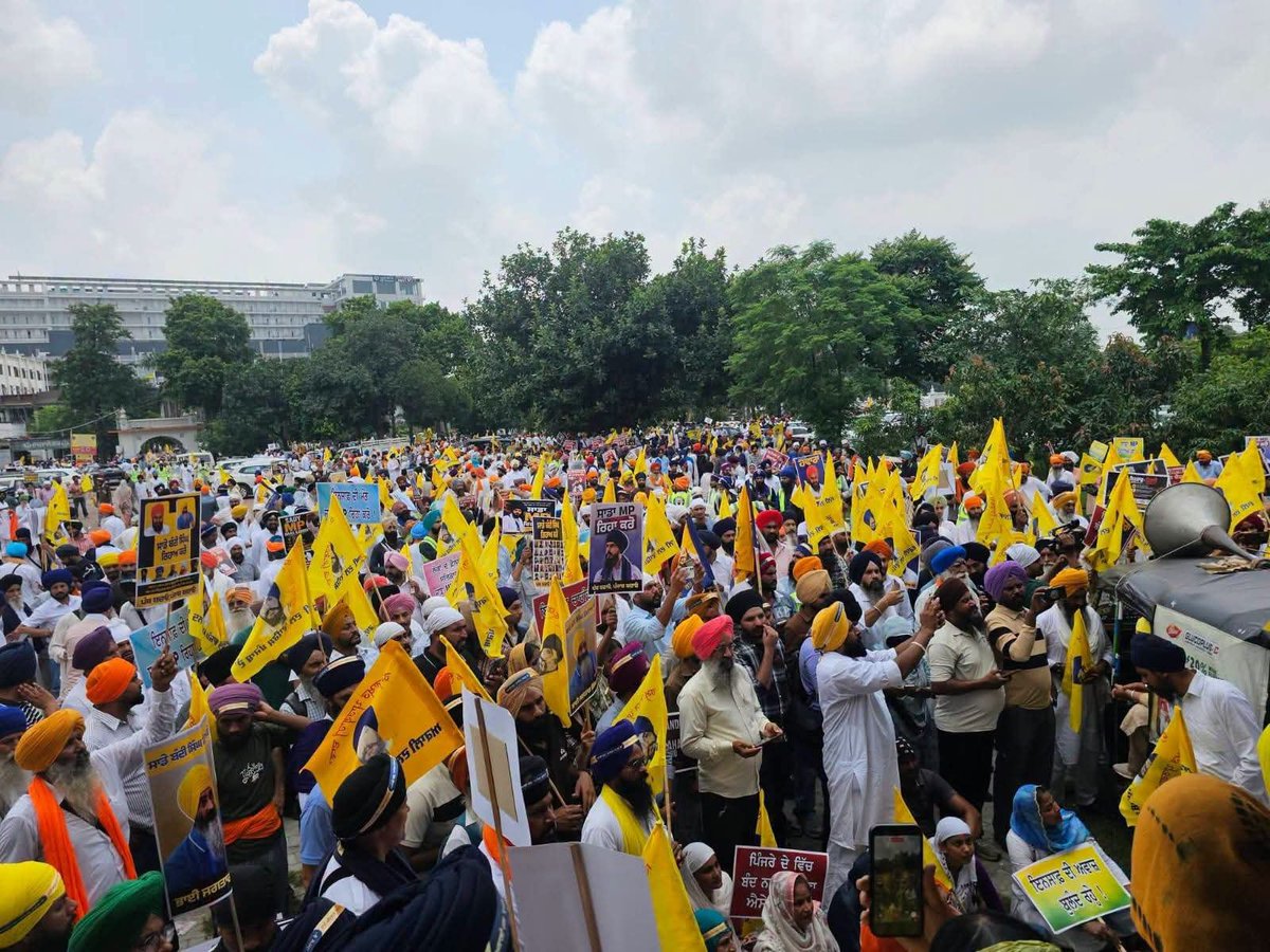 jasveermuktsar's tweet photo. ਪੰਜਾਬ ਪੱਖੀ ਪੰਥਕ ਪਾਰਟੀ ਹੋਣ ਦਾ ਵੱਡਾ ਸਬੂਤ 
' ਅਕਾਲੀ ਦਲ ਵਾਰਿਸ ਪੰਜਾਬ ਦੇ '
ਨੌਜਵਾਨਾ ਨੇ 

ਬੰਦੀ ਸਿੰਘਾਂ ਦੀ ਰਿਹਾਈ ਲਈ 
ਜਲ ਤੋਪਾਂ ਦੇ ਮੂੰਹ ਮੋੜੇ

#Sikh https://t.co/gsMpSfJlGG