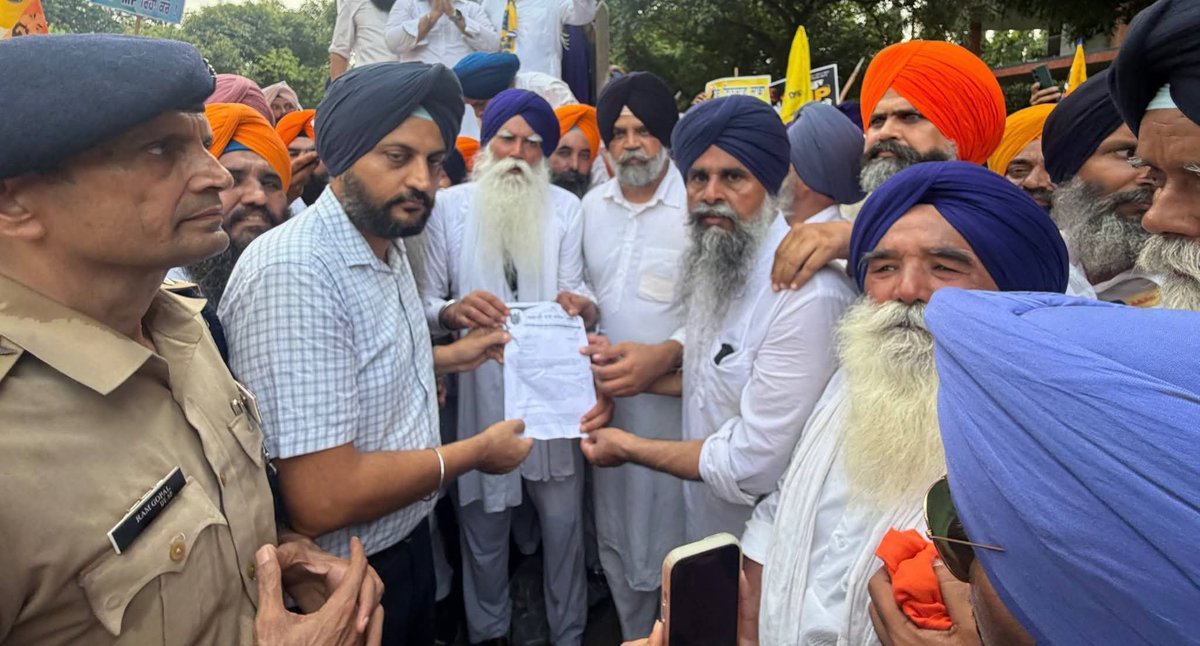 jasveermuktsar's tweet photo. ਪੰਜਾਬ ਪੱਖੀ ਪੰਥਕ ਪਾਰਟੀ ਹੋਣ ਦਾ ਵੱਡਾ ਸਬੂਤ 
' ਅਕਾਲੀ ਦਲ ਵਾਰਿਸ ਪੰਜਾਬ ਦੇ '
ਨੌਜਵਾਨਾ ਨੇ 

ਬੰਦੀ ਸਿੰਘਾਂ ਦੀ ਰਿਹਾਈ ਲਈ 
ਜਲ ਤੋਪਾਂ ਦੇ ਮੂੰਹ ਮੋੜੇ

#Sikh https://t.co/gsMpSfJlGG